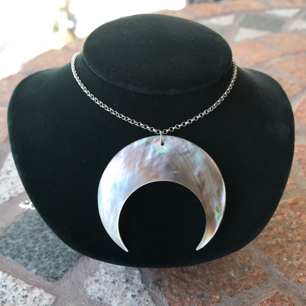 Genuine Mother of pearl crescent moon necklace - Picture 5 of 8